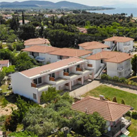 Συγκρότημα τεσσάρων διώροφων κατοικιών στις Καλύβες Δήμου Πολυγύρου